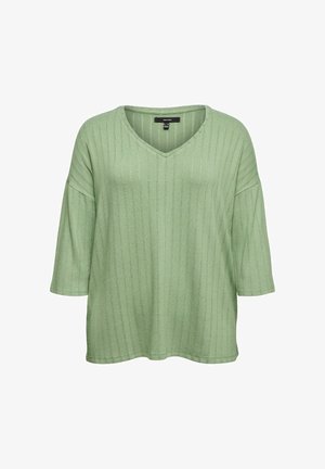 Top de cuello en V de color verde claro con mangas 3/4, con textura acanalada vertical y ajuste relajado. Fabricado con tela suave y transpirable.