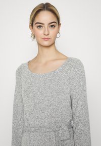 NA-KD PAMELA REIF x NA-KD - DROPPED SHOULDER MINI DRESS - Vestido de malha - grey melange