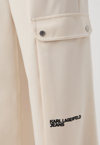 Karl Lagerfeld Jeans PLEATED CARGO - Cargobyxor - whitecap gray