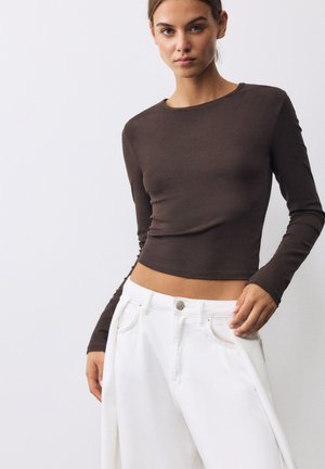 PULL&BEAR, SLIM FIT LONG SLEEVED T-SHIRT - T-SHIRT - T-shirt à manches longues - brown