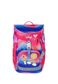 Zaino multicolore con un design tie-dye in rosa e blu. Presenta una tasca frontale con adesivi: fungo, margherita, arcobaleno e nuvole.