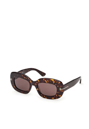 Lunettes de soleil rectangulaires en écaille avec des verres brun foncé et une barre horizontale argentée en détail sur les branches, présentées sur un fond blanc.