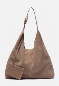 Zamszowa torba hobo w jasnobrązowym kolorze o luźnej sylwetce. Posiada pojedynczy pasek na ramię oraz odpinany, dopasowany portfel na karty.