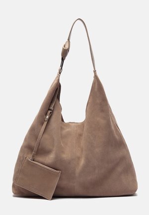 Suedes hobo taske i lysbrun med en slouchy silhuet. Har en enkelt skulderrem og en aftagelig matchende kortholder.
