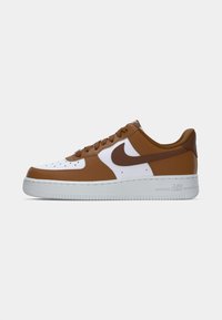 Nike Air Force 1 kedai turi turi turi turi tamsiai ruda odinė viršutinė dalis, balti akcentai, perforuota nosis, apvalūs raišteliai ir tekstūruota guma padas.