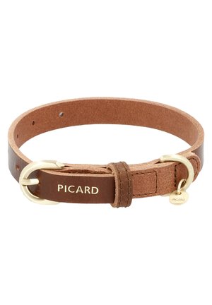 Brauner Lederarmband mit heller Innenseite, ausgestattet mit einer goldfarbenen Schnalle und Logo-Detail. Glatte Textur und verstellbare Passform mit Löchern.