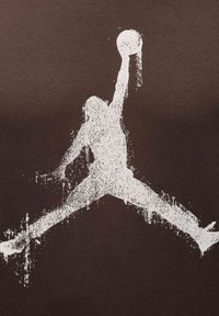 Gráfico blanco de un jugador de baloncesto en pleno salto, sobre un fondo texturizado marrón oscuro, mostrando una pose dinámica.