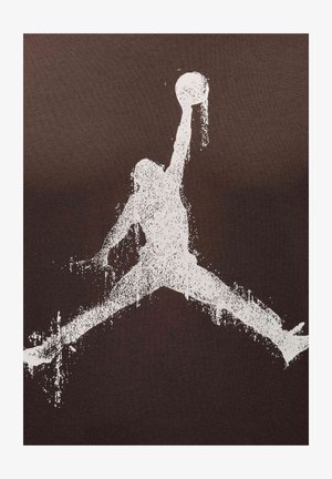 Vitt grafiskt motiv av en basketspelare i hopp, mot en mörkbrun texturerad bakgrund, som visar en dynamisk pose.