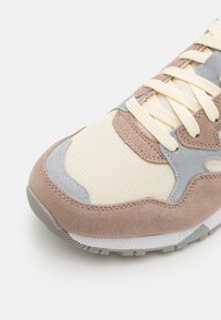 Diadora N902 UNISEX - Trainers - coffee bean/cloud cream