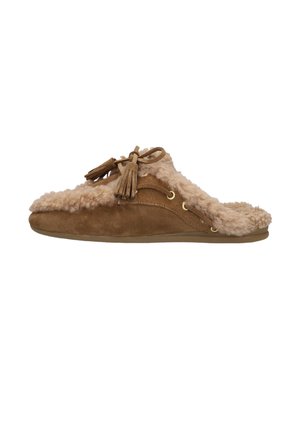 Bruine suède pantoffel met een pluizige voering, zijkwastjes en een zachte zool, ontworpen voor comfort en warmte binnenshuis.