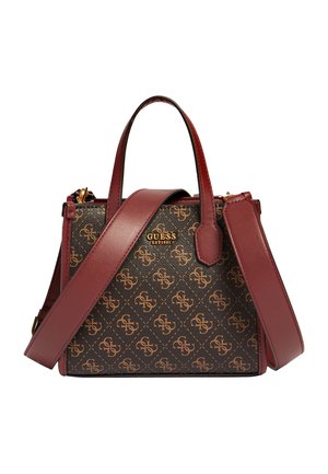 Sac à main Guess marron et grenat avec imprimé logo à motifs, deux poignées, une large bandoulière et des ferrures ton or.