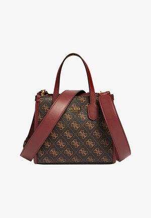 Braune und kastanienrote Guess-Handtasche mit gemustertem Logo-Print, zwei Griffen, einem breiten Schulterriemen und goldfarbenen Beschlägen.
