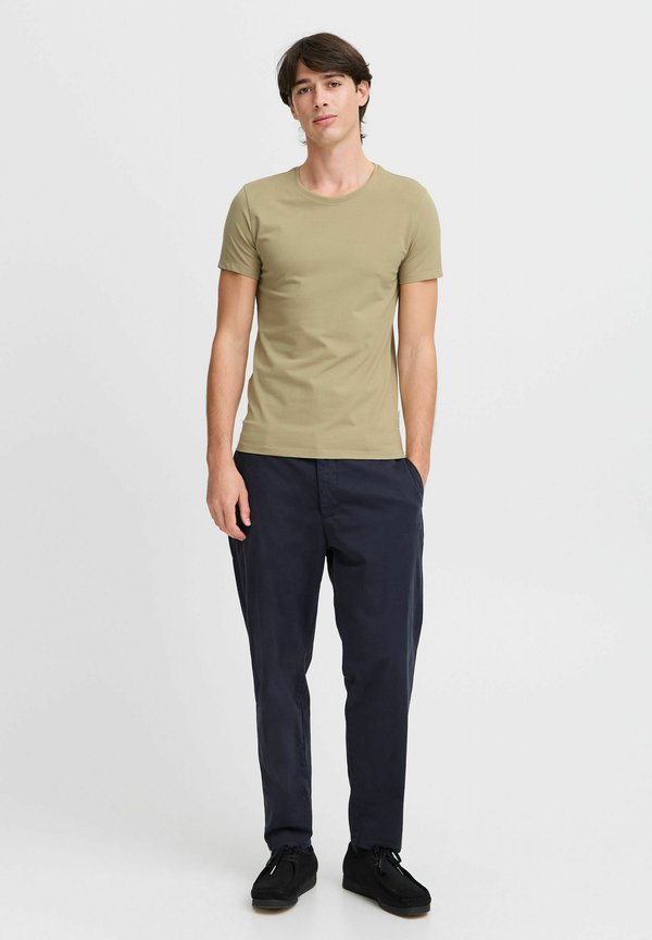 CFDavid - Basic T-shirt - tree house2