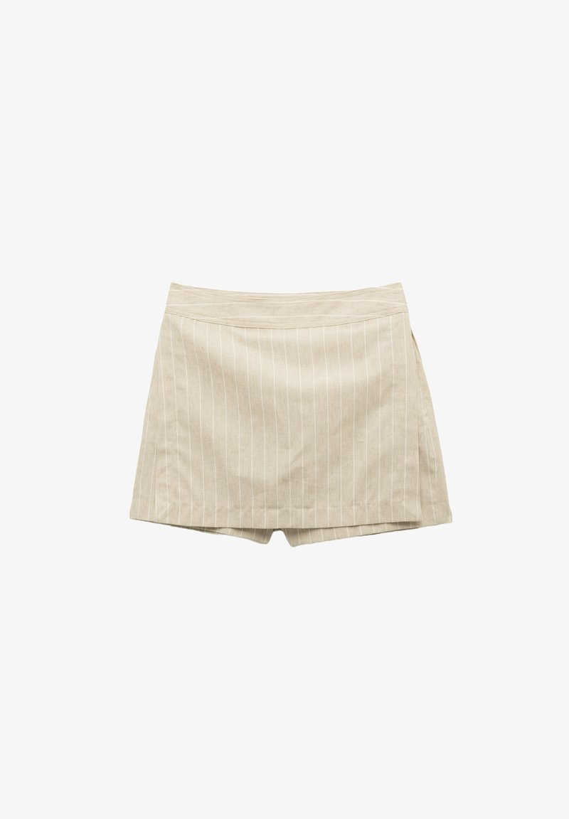 Jupe courte beige avec des rayures blanches verticales. Fabriquée en tissu texturé, elle présente une taille plate et un léger évasement à l'ourlet.