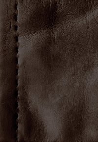Dunkelbraunes Leder mit einer glatten Textur und subtilen Falten, an einer Kante mit einer sichtbaren Naht verarbeitet für zusätzliche Details.