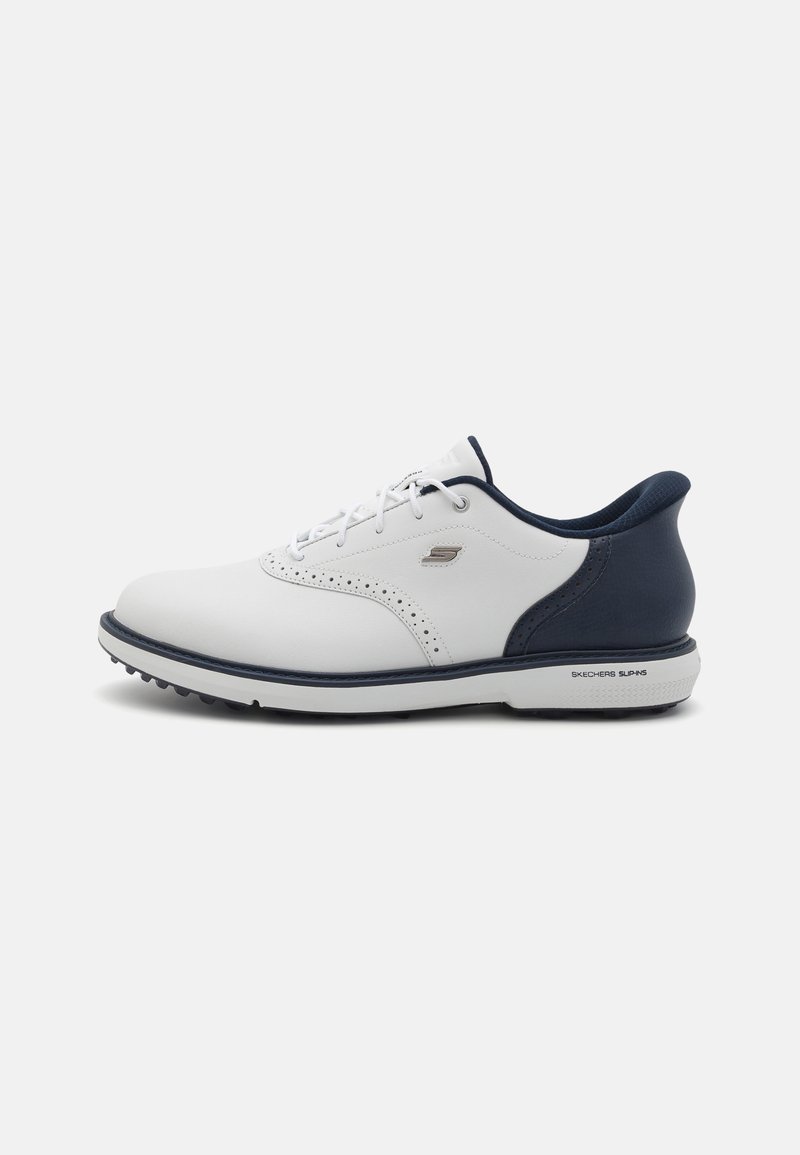 Chaussures de golf blanches avec des accents navy, dessus en cuir lisse, détails perforés, fermeture à lacets et semelle extérieure en caoutchouc avec pointes pour une meilleure traction.
