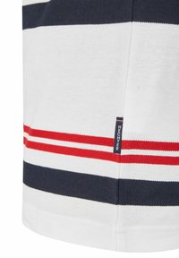 Gestreepte poloshirt met witte, marineblauwe en rode horizontale strepen; textuurmateriaal met een klein marineblauw logo-op-label aan de zijkant.