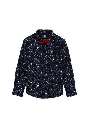 Granatowa koszula z długim rękawem zapinana na guziki z białym nadrukiem płatków śniegu i ptaków, w zestawie z czerwoną muchą przy kołnierzu.