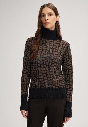 Sweter z golfem dzierganym w ciemnym granacie z brązowym wzorem w kratkę, z prążkowanymi mankietami i dołem, wykonany z miękkiego teksturowanego materiału.
