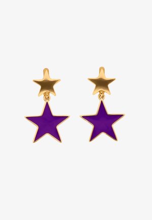 Guld stjerneformede ørestikker med større lilla stjerneformede vedhæng med guldkanter, der hænger nedenunder.