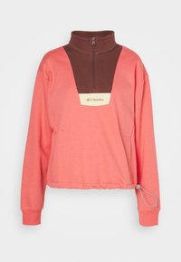 Pullover corallo rosa con collo a zip marrone, orlo elasticizzato e patch del logo. Realizzato in materiale morbido; presenta una vestibilità comoda e maniche lunghe.