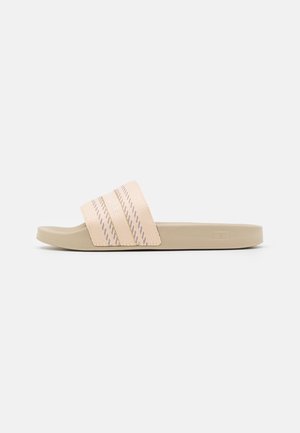 Beige slidesandal med tekstureret stofrem med beige, brun og lysegule diagonale striber på ens hvid baggrund.