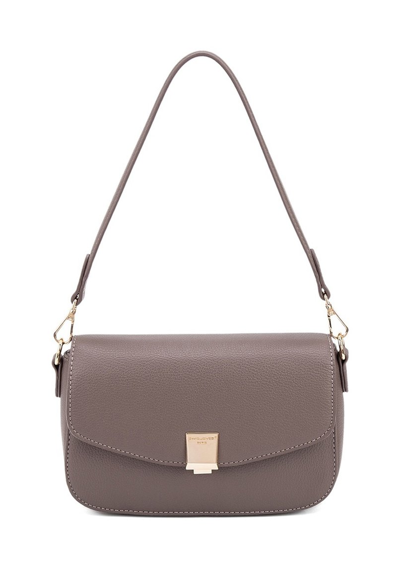 Sac à bandoulière en cuir gris avec un rabat, quincaillerie dorée et une bandoulière amovible. Il présente une texture lisse et des lignes simples et épurées.