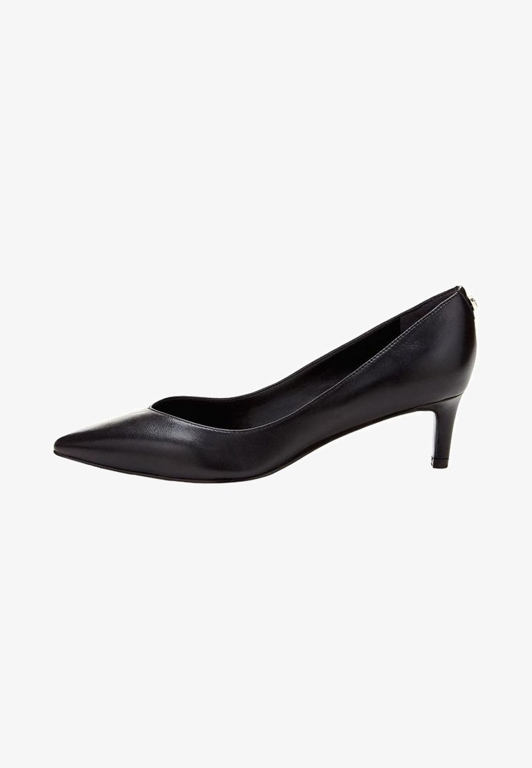 Escarpin pour femmes en cuir noir à bout pointu avec un talon fin de hauteur moyenne sur fond blanc.