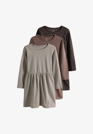 Tre langærmede pigekjoler i beige striber, ensfarvet brun og mørkebrun leopardprint, arrangeret overlappende på en hvid baggrund.