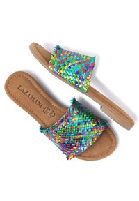 Geweven slipper sandalen met een multikleurige iriserende bovenkant, voorzien van een zachte tan inlegzool en een minimalistisch plat zoolontwerp.