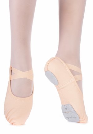 Pfirsichfarbene Ballerinas mit weichem Canvas-Obermaterial, elastischen Riemen und grauer Wildledersohle. Durchsichtige Strumpfhosen sorgen für einen glatten, figurbetonten Look.