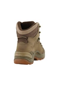 Scarpa da hiking marrone con parte superiore in suede e tessuto, colletto imbottito, occhielli in metallo e suola in gomma. Presenta il logo sul retro.