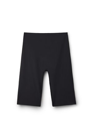 Pantaloncini da ciclismo aderenti neri fino al ginocchio, realizzati in tessuto liscio, mostrati distesi su uno sfondo bianco.