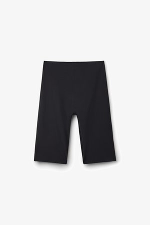 Pantalones cortos de ciclismo negros hasta la rodilla, ajustados y hechos de tela suave, mostrados extendidos sobre un fondo blanco.