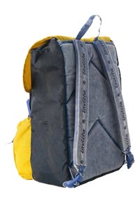 Zaino multicolore con parte superiore gialla, corpo nero e spallacci in denim blu. Include una tasca esterna e una struttura imbottita per il comfort.