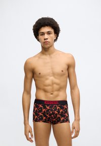 Chiloți boxer negri cu imprimeu de homar roșu și talie roșie cu logo. Material moale, cu o croială strâmtă, evidențiind detalii complicate de design.