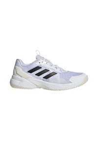 Białe buty sportowe z czarnym logo w trzy paski, lekką siateczkową cholewką, teksturowanymi akcentami oraz gumową podeszwą zapewniającą przyczepność.
