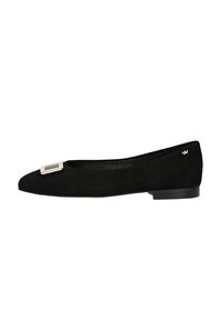 Scarpa flat in suede nera con punta affusolata, caratterizzata da un accento con fibbia quadrata metallica e un tacco basso per il massimo comfort.