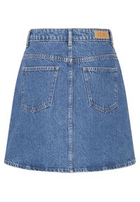 Jupe trapèze en denim bleu avec deux poches arrière et une petite étiquette en cuir avec la marque "ICHI" sur la ceinture.