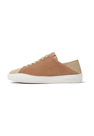 Brown suede sneakers with a beige toe cap, flat laces, and a textured back panel. Features a white rubber sole and embossed branding.