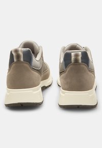 Sneaker in suede marrone e mesh con accenti grigi testurizzati, suola bianca e dettagli a righe verticali sul tallone.