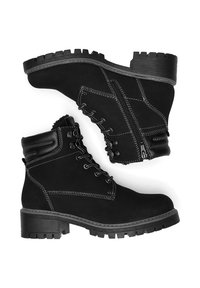 Fekete, texturált velúr bokacsizmák, fűzős elülső résszel, oldalsó cipzárral és masszív, barázdált gumi talppal.