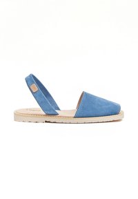 Sandalias slingback de ante azul con puntera cuadrada, suela beige y un pequeño logo en la tira del talón. Diseño ligero y casual.