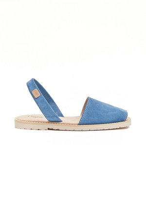 Sandalias slingback de ante azul con puntera cuadrada, suela beige y un pequeño logo en la tira del talón. Diseño ligero y casual.