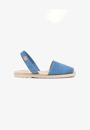 Sandalias slingback de ante azul con puntera cuadrada, suela beige y un pequeño logo en la tira del talón. Diseño ligero y casual.