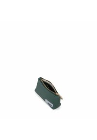 Estuche de lápices de tela verde con forma triangular, cremallera dorada y una pequeña etiqueta blanca en el lateral. Textura suave y diseño resistente.