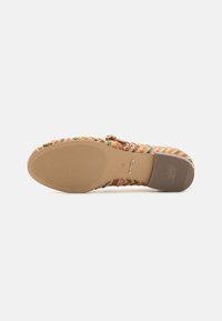 Sandalia de plataforma tejida con parte superior de textil multicolor, suela de goma color marrón claro y patrón de agarre texturizado. Talla 37 estampada en la suela.