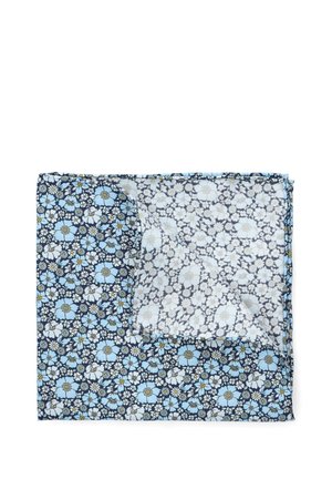 Kwiatowy szalik w granatowym tle z jasnoniebieskimi i białymi kwiatami. Wykonany z lekkiego materiału o kwadratowym kształcie.