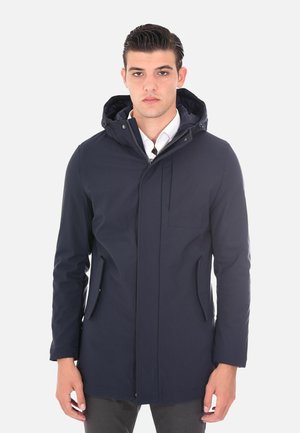 Giacca con cappuccio blu navy, realizzata in tessuto liscio, con chiusura a zip frontale, due tasche laterali e una tasca sul petto per una conservazione sicura.