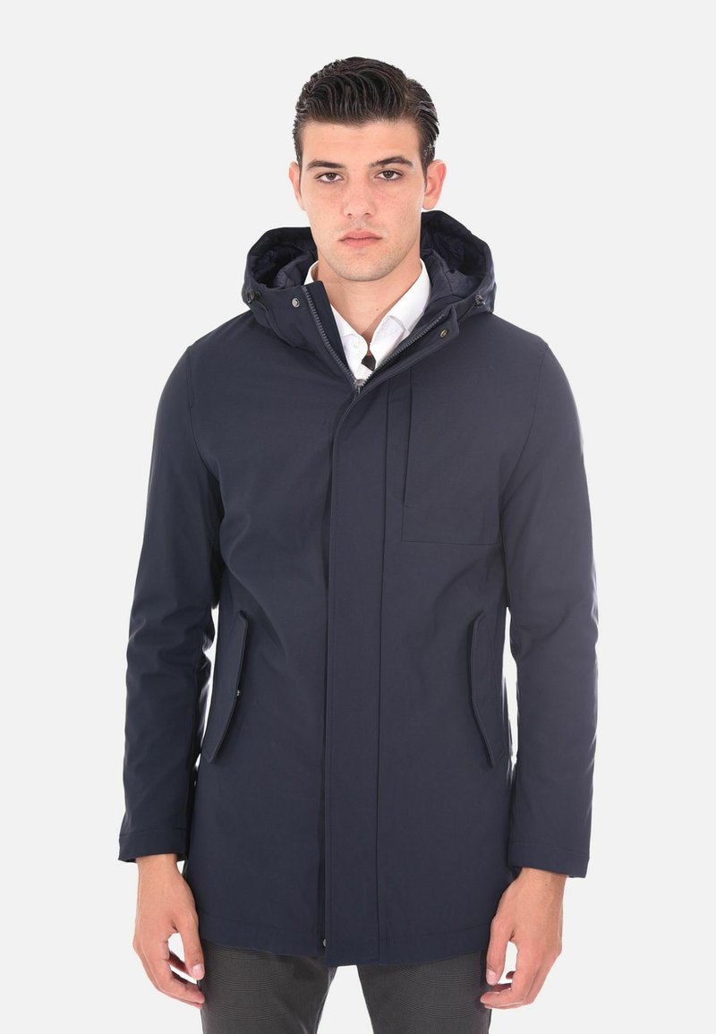 Giacca con cappuccio blu navy, realizzata in tessuto liscio, con chiusura a zip frontale, due tasche laterali e una tasca sul petto per una conservazione sicura.